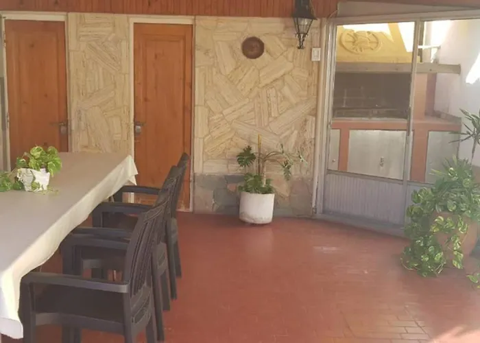 Casona LA FLORIDA con parque y pileta, a una cuadra del río