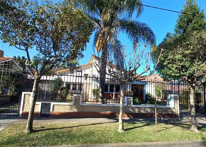 Casona LA FLORIDA con parque y pileta, a una cuadra del río